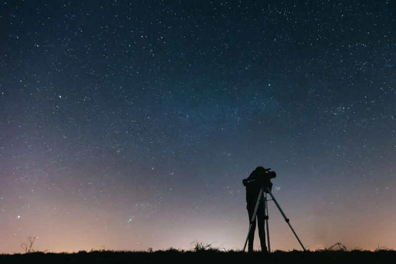 Faster, Sharper, Better: What Happens to Beginners When Experienced Stargazers Show Them the Ropes