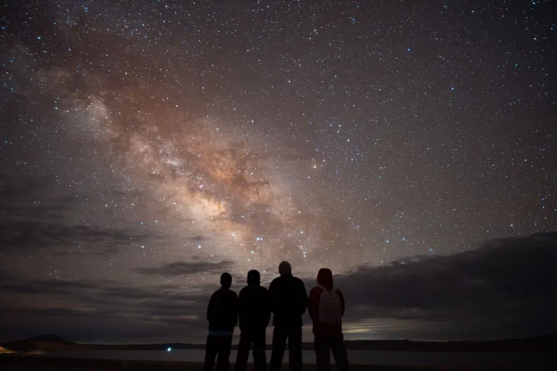 Why Stargazing With a Friend Literally Changes How Your Brain Remembers the Night Sky