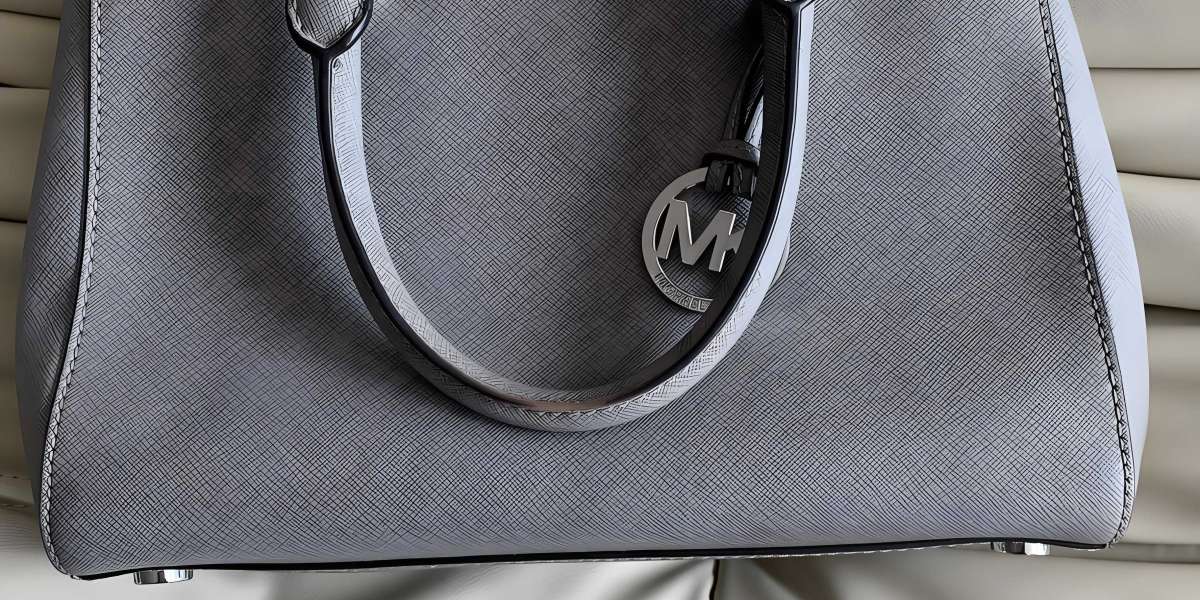 Michael Kors 專櫃推薦｜手提包、MK 手包、雙層手拿包與貝殼包全解析
