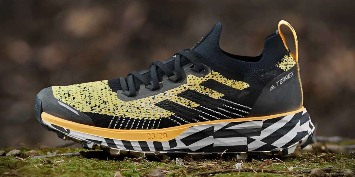 เลือกคู่เดียวให้ปัง! สนีกเกอร์สองค่ายที่ใส่แล้วใช่ทุกวัน